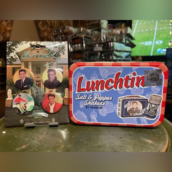 ELVIS PRESLEY Lunchtime SALT🧂& PEPPER SHAKERS 2002 Vandor + ELVIS BUTTONS 🎸 - Picture 1 of 9